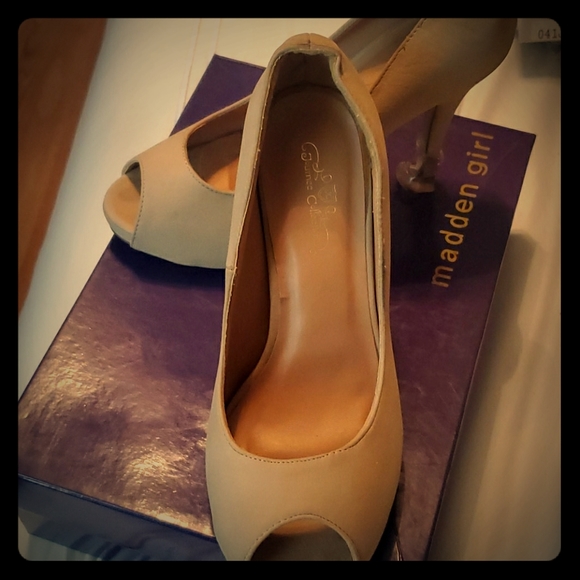 tan peep high shoes slightly used - Picture 1 of 4